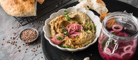 Ein Hummus - hier aus braunen Berglinsen - enthält nur pflanzliche Zutaten und ist daher für die vegane Ernährung besonders geeignet. - © Christin Klose/dpa-tmn