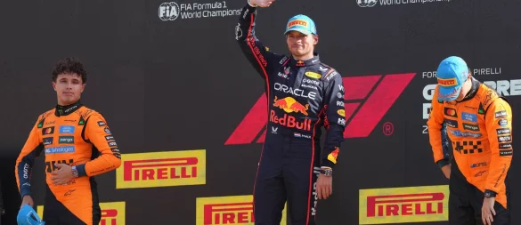 Muss das McLaren-Duo doch noch auf Max Verstappen aufpassen im WM-Kampf? - © Antonio Calanni/AP/dpa