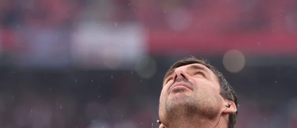 Leipzigs Trainer Zsolt Löw blickt in den Himmel - © Jan Woitas/dpa