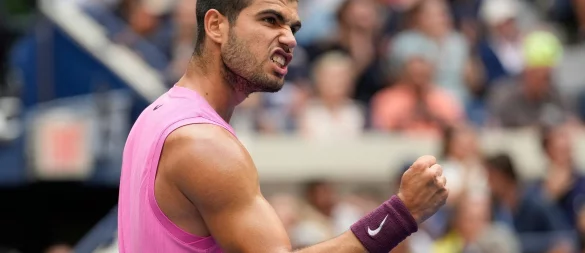 Carlos Alcaraz spielt bei den US Open um den Titel. - © Seth Wenig/AP/dpa