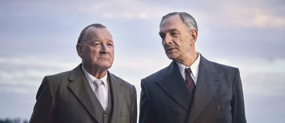 Die beiden Staatsmänner Adenauer (Burghart Klaußner, l) und de Gaulle (Jean-Yves Berteloot). - © Frank Dicks/ZDF/dpa