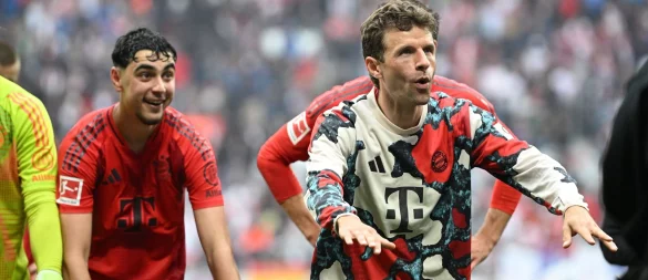 Thomas Müller (r) feiert vor der Bayern-Kurve in Leipzig. - © Elisa Schu/dpa