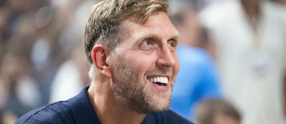 Nach dem EM-Titel: Dirk Nowitzki freut sich für die deutschen Basketballer. (Archivbild) - © Marius Becker/dpa