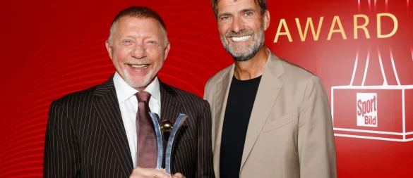 Boris Becker (l), Preisträger in der Kategorie «Legende», und Laudator Jürgen Klopp stehen zusammen. - © Georg Wendt/dpa