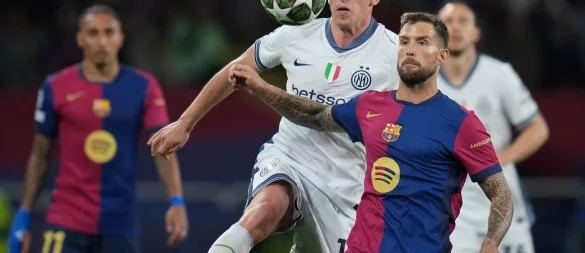 Iñigo Martínez (r) vom FC Barcelona hat eine Spuckattacke nach dem Rückspiel gegen Inter bestritten. - © Emilio Morenatti/AP/dpa