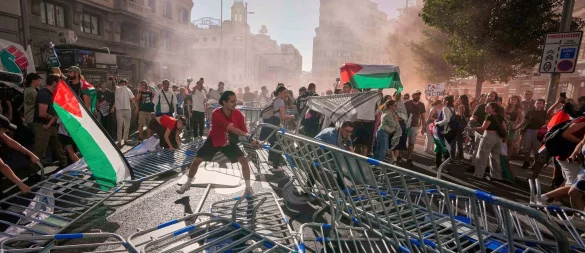 Proteste durchkreuze Vuelta: Demonstranten blockieren die Straße. - © Manu Fernandez/AP/dpa