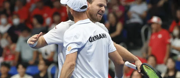 Kevin Krawietz (hinten) und Tim Pütz (vorne) hoffen auf den großen Coup im Davis Cup. - © --/kyodo/dpa