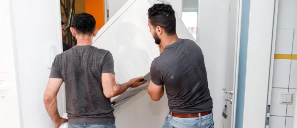 Damit kein Öl aus dem Kompressor in die Verdampferschlange gelangt, den Kühlschrank möglichst immer senkrecht stehend transportieren. - © Markus Scholz/dpa-tmn