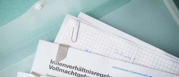 Im Notfall schnell griffbereit: Wer Vorsorgedokumente fein säuberlich abheftet, tut Angehörigen damit einen großen Gefallen. - © Christin Klose/dpa-tmn