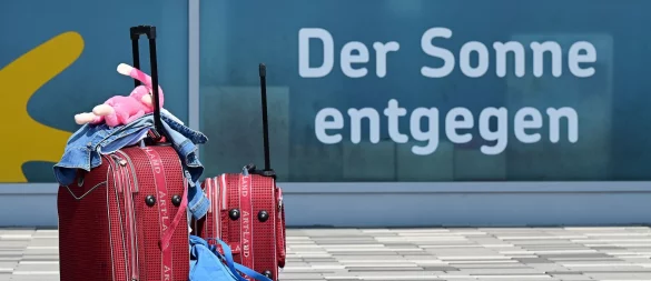 Alles drin: Mit gut gepackten Koffern geht es der Sonne entgegen. - © Uwe Zucchi/dpa/dpa-tmn