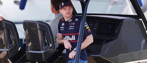 Max Verstappen kam per Boot im Fahrerlager von Monaco an. - © David Davies/PA Wire/dpa