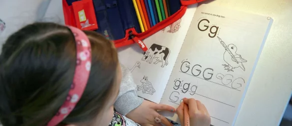 Was ist der Vorteil vom Schreiben mit Stift auf Papier? Es fördert laut einem Wissenschaftler buchstäbliches Begreifen einzelner Zeichen und rasches Kombinieren oder Entziffern von Buchstabengruppen. - © Mascha Brichta/dpa-tmn