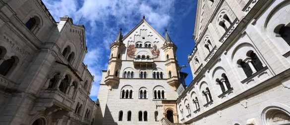Neuschwanstein - äußerlich Burg, innen modernes Schloss. (Archivbild) - © Karl-Josef Hildenbrand/dpa