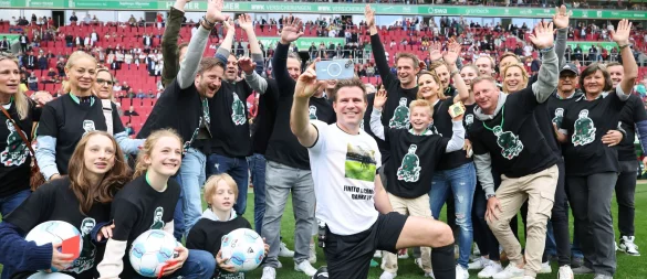 Felix Brych (m) erlebte einen emotionalen Abschied aus der Fußball-Bundesliga. - © Daniel Löb/dpa