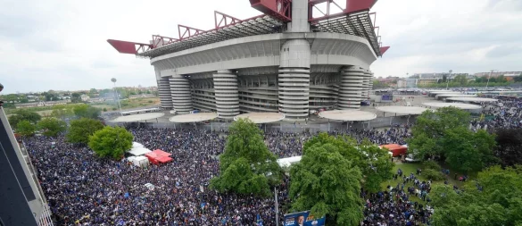 Das San-Siro-Stadion in Mailand soll vekauft werden. (Archivbild) - © Luca Bruno/AP/dpa