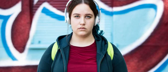 Unerreichbare Schönheitsideale auf Social Media verunsichern die zurückhaltende Schülerin Leyla. - © -/Hellinger/Doll Filmproduktion GmbH/Warner Bros. Entertainment GmbH/ARD Degeto/dpa