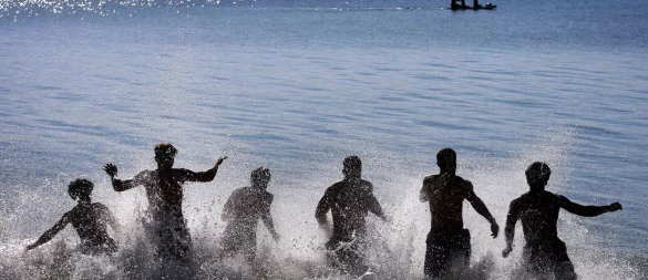 Frühzeitig informieren: Die Wasserqualität kann vor dem Badeausflug online geprüft werden. - © Karl-Josef Hildenbrand/dpa