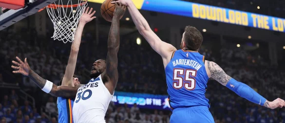 Die Defensive um Hartenstein dominierte die Gäste und legte den Grundstein für den klaren Sieg. - © Nate Billings/AP/dpa