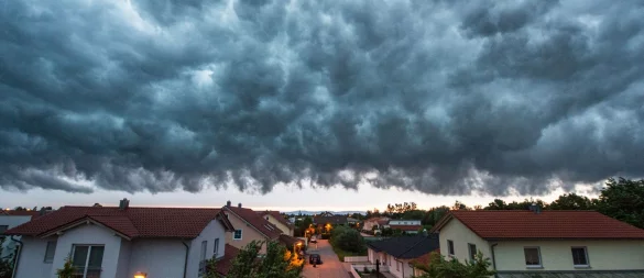 Haben Häuser einen Keller, sollte das Untergeschoss besonders in hochwassergefährdeten Gebieten aus wasserdichtem Beton bestehen sowie gut abgedichtet sein. - © Armin Weigel/dpa