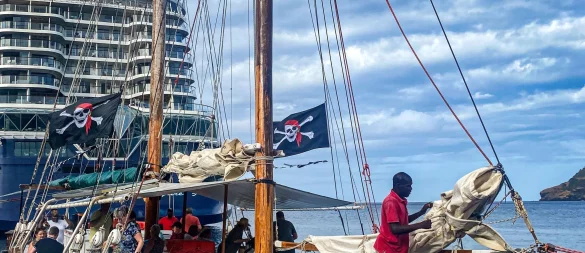 Mit dem Kreuzfahrtschiff werden die Inseln angesteuert, mit dem Schoner «Scaramouche» zeigt Waltie seinen Gästen Filmschauplätze. - © Joachim Hauck/dpa-tmn