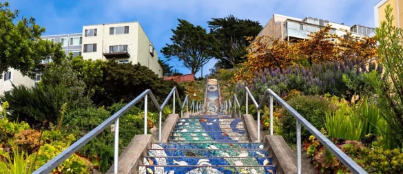 Das bunte Mosaik einer Unterwasserwelt versüßt den langen Aufstieg der Treppe von der 16th Avenue zum Grand View Park. - © Civic Joy Fund/dpa-tmn