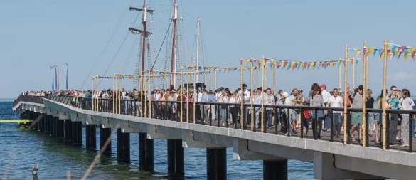 In Scharbeutz bei Lübeck ist die neue Seebrücke offiziell eröffnet worden - © Markus Scholz/dpa/dpa-tmn