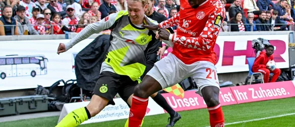 Dortmunds Julian Brandt (l) rückte gegen den FSV Mainz 05 kurzfristig in die Startelf und glänzte dann mit zwei Vorlagen. - © Torsten Silz/dpa