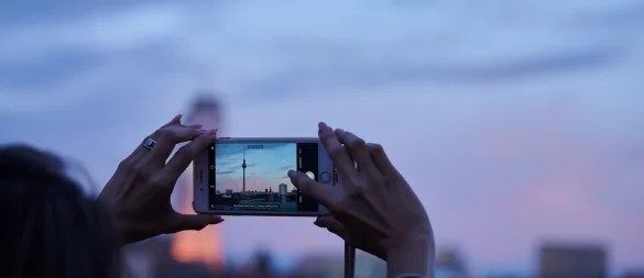 Bei schwierigen Lichtverhältnissen kann die Smartphone-Kamera schon mal an ihre Grenzen stoßen. - © Annette Riedl/dpa/dpa-tmn