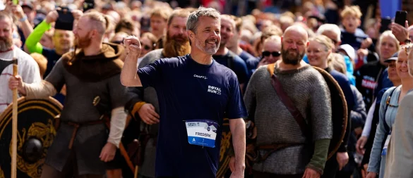 Ganz nah dran am König: Frederik (Mitte) nimmt am Königslauf in der Altstadt von Ribe teil. - © Mads Claus Rasmussen/Ritzau Scanpix/AP/dpa