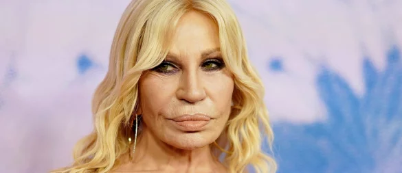 Donatella Versaces Look verzauberte ihre Fans in den sozialen Medien. (Archivbild) - © Jordan Strauss/Invision/AP/dpa