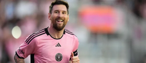 Er bleibt noch ein weiteres Jahr bei Inter Miami. - © Rebecca Blackwell/AP/dpa