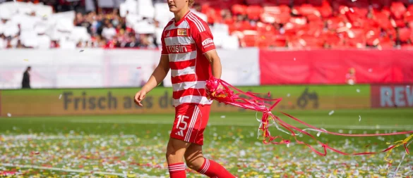 Unions Tom Rothe räumt Papierschlangen und Konfetti weg. - © Soeren Stache/dpa