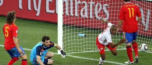 Gelson Fernandes (2.v.r) erzielte 2010 ein historisches WM-Tor für die Schweiz. - © picture alliance / dpa