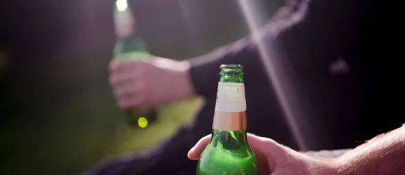 Alkoholabhängigkeit trifft nicht nur die Betroffenen: Auch Angehörige können unter den Folgen leiden. - © Finn Winkler/dpa