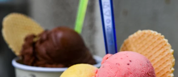 Kältereiz kann Husten auslösen: Beim Eisessen reagieren Nerven und Gefäße besonders sensibel. - © Jens Kalaene/dpa