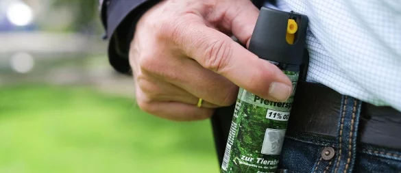 Pfefferspray zur Tierabwehr: Mitunter wird dieses Produkt zur Selbstverteidigung eingesetzt. - © Bernd Weißbrod/dpa/dpa-tmn
