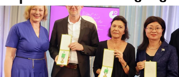 Mit der Goethe-Medaille wurden der Autor David Van Reybrouck aus Belgien, die Sprachwissenschaftlerin Li Yuan aus China und der in der Türkei inhaftierte Kulturförderer Osman Kavala ausgezeichnet. Für Kavala nahm dessen Ehefrau Ayse Bugra die Ehrung entgegen. - © Bodo Schackow/dpa