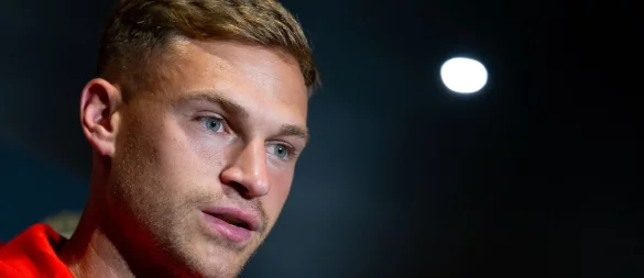 Joshua Kimmich äußert sich vor dem Auftaktspiel gegen Auckland in Cincinnati auch zu Transferaufgaben des FC Bayern. - © Sven Hoppe/dpa
