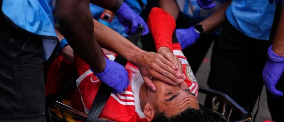 Jamal Musiala muss mit einer Trage abtransportiert werden. - © Brynn Anderson/AP/dpa