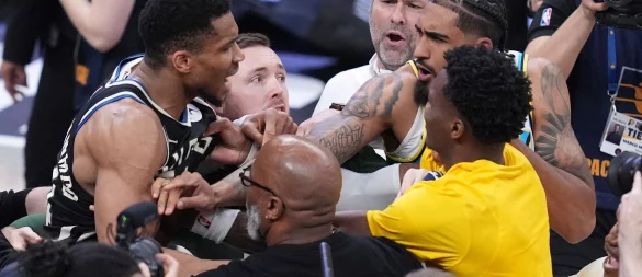 Milwaukees Starspieler Giannis Antetokounmpo (l) war nach dem Playoff-Aus bei den Indiana Pacers kaum zu bändigen. - © Michael Conroy/AP/dpa