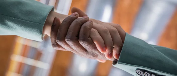 Um Teil des Teams zu werden, sollten neue Mitarbeiterinnen und Mitarbeiter sich aktiv einbringen. Was immer geht? Fragen stellen, Interesse zeigen! - © Christin Klose/dpa-tmn