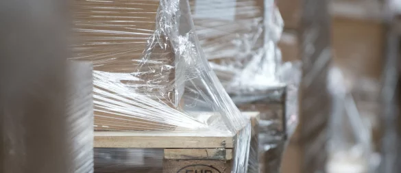 Wenn der Lieferant Ware auf Holzpaletten bringt, sollten Verbraucher nach den Rückgabe-Konditionen fragen. - © Bernd Thissen/dpa/dpa-tmn
