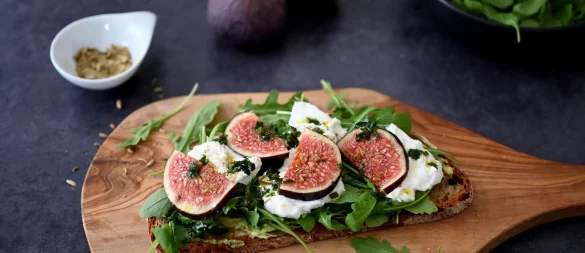 Das Butterbrot wird zunächst in der Pfanne knusprig angebraten. Belegt mit Rucola, Burrata und Feigen wird es zum Bauernbrot. - © Julia Uehren/loeffelgenuss.de/dpa-tmn