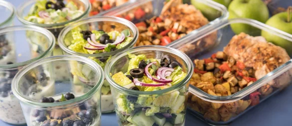 Das Hauptgericht kommt ganz zum Schluss: Um eine Kreuzkontamination mit Keimen zu verhindern, werden beim Meal Prep zuerst Salate und Dessert vorbereitet. - © Christin Klose/dpa-tmn
