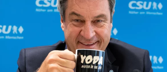 Markus Söder - hier mit «Yoda»-Tasse auf einem Bild aus dem Jahr 2022 - hat zum Star-Wars-Tag gegrüßt. (Archivbild) - © Sven Hoppe/dpa
