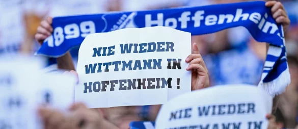 Fans zeigen ihren Unmut gegenüber Spielerberater Wittmann. - © Uwe Anspach/dpa