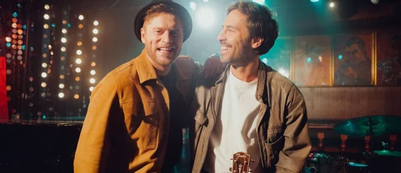 Max Giesinger (r) und Johannes Oerding sind gute Freunde. - © Yvonne Goldschmidt/Big Me Entertainment/dpa