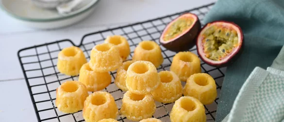 Mini, süß und sonnig: Die Mini-Guglhupf werden nicht mit Milch, sondern mit Buttermilch gebacken. So werden sie schön saftig. - © Julia Uehren/loeffelgenuss.de/dpa-tmn