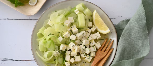 Mit dem Sparschäler gelingen hauchdünne Scheiben von der Honigmelone und Gurke. Sie geben dem Salat eine spezielle Textur. - © Julia Uehren/loeffelgenuss.de/dpa-tmn