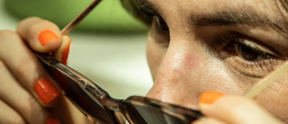 Wer die Sonnenbrille länger trägt, kann unschöne Abdrücke an der Nase bekommen - lassen sie sich mit einem Trick verhindern? - © Christin Klose/dpa-tmn